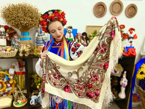 Українська хустка - фото з відкритих джерел