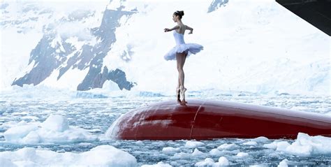 Танцюючи на краю світу: балерина Вікторія Добервіль виконала танець на носі лайнера в Антарктиді