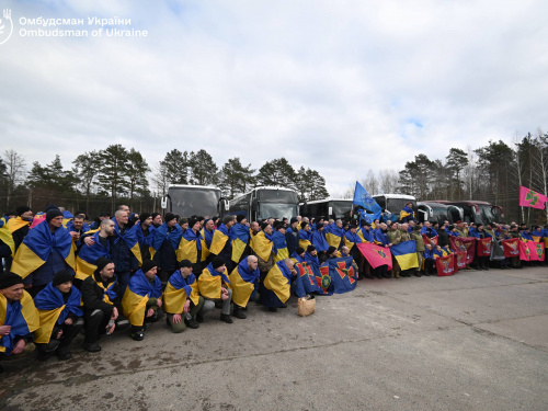 Повернулися додому після років в російському полоні: серед звільнених — 36 захисників з Дніпропетровщини