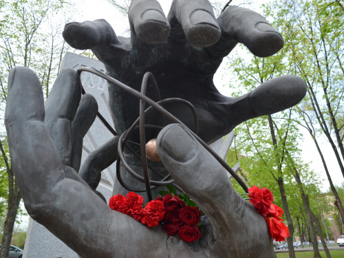 У Кривому Розі відбувся флешмоб «Запали свічку пам'яті», присвячений річниці трагедії на ЧАЕС (ФОТОЗВІТ)