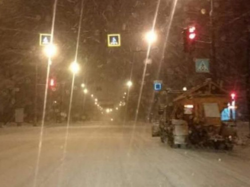 В Кривом Роге спецтехника всю ночь расчищала дороги