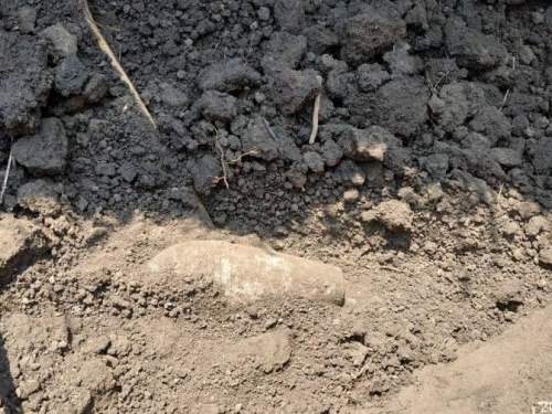 Под Кривым Рогом во время земляных работ местный житель нашел опасный предмет 