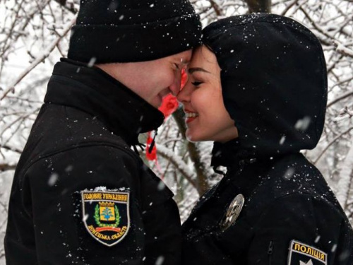 Влюбленные полицейские: парам из Кривого Рога предлагают поучаствовать в конкурсе от Национальной полиции