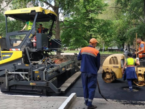 В Кривом Роге ремонтируют внутриквартальные дороги (фото)