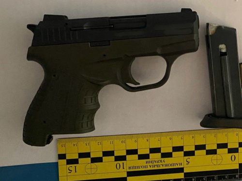 Переробляли та збували зброю: криворізькі правоохоронці викрили двох "ділків"