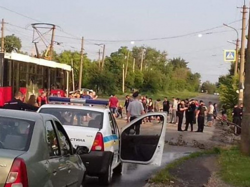 В Кривом Роге отчаявшиеся жильцы перекрыли движение в двух районах города, требуя восстановить электроснабжение (фото)