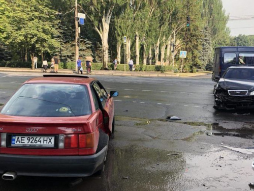 В результате аварии в Кривом Роге пострадали двое несовершеннолетних пассажиров (ФОТО)
