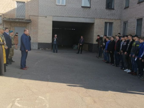 В Кривом Роге провели молодое пополнение в ряды Вооружённых Сил Украины (фото)