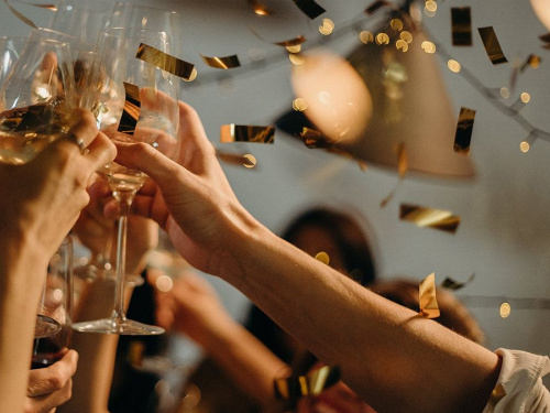 Свято, келихи в повітря, блискітки й гірлянди, новорічний настрій - фото з відкритих джерел