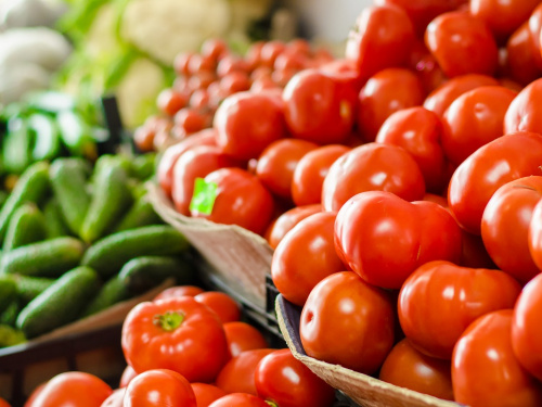 Коли впадуть ціни на огірки та помідори? Експерт пояснив, чому наразі овочі такі дорогі