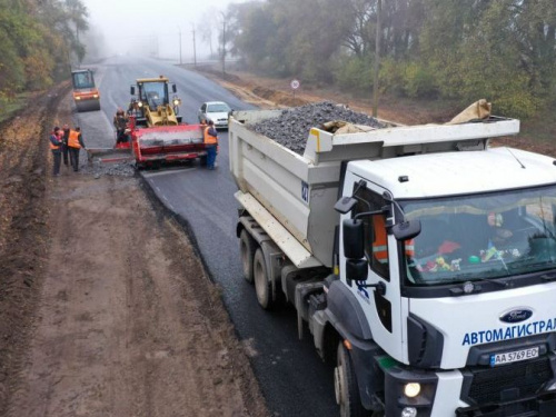 На трассе Кривой Рог- Днепр укрепляют обочины и делают съезды