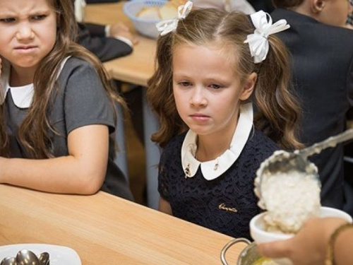 В Кривом Роге активисты подсчитали, сколько еды в школьных столовых выбрасывают в помойное ведро