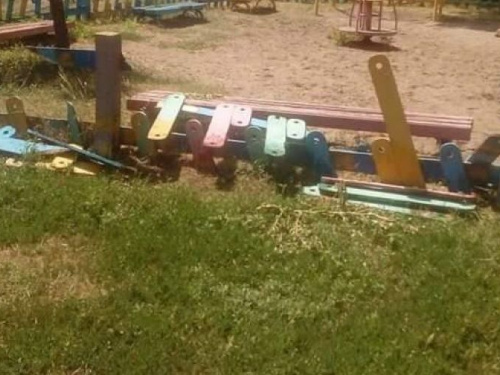 Жители одного из районов Кривого Рога собственными силами ремонтируют детскую площадку (ФОТО)