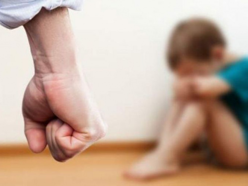 Бил ремнем и бросил на пол: на Днепропетровщине мужчина понесет наказание за избиение ребенка