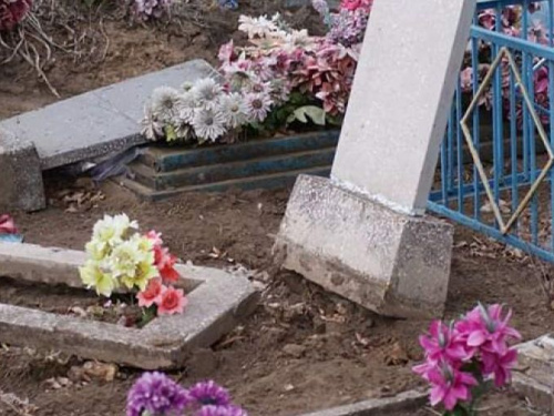 Вандалы надругались над могилами на кладбище под Кривым Рогом (фото)
