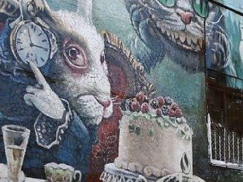 В Кривом Роге рисуют новое граффити со сказочными персонажами (ФОТО)