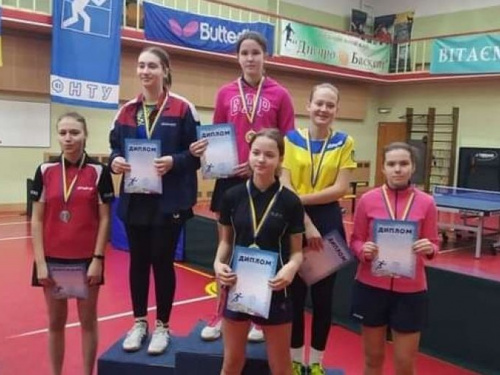 На чемпіонаті області з настільного тенісу спортсмени з Кривого Рогу посіли призові місця