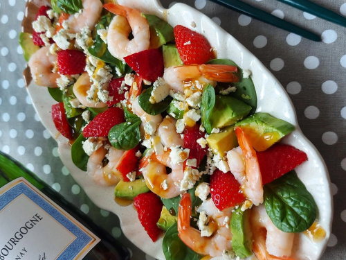 Літній салат із полуницею, сиром та креветками - фото з відкритих джерел