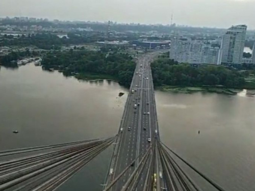 Экстремал из Кривого Рога поднялся на столичный мост высотой 119 метров (ВИДЕО)