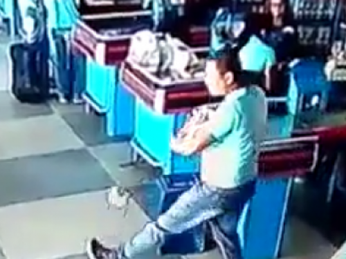 Футбол в супермаркете: бразилец отбил упавшую покупку ногой