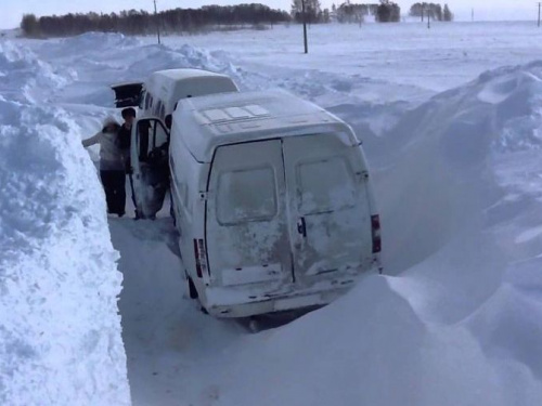 Спасатели Кривого Рога освободили из снежного плена грузовой микроавтобус (видео)