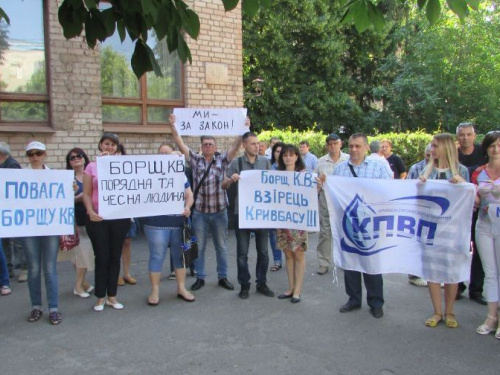 В Кривом Роге коллектив предприятия вышел под стены полиции, чтобы поддержать своего коллегу