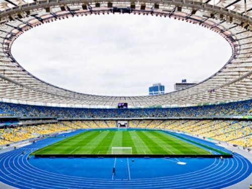 За шаг до дебатов: криворожанина публично наградили в НСК "Олимпийский" (фото)