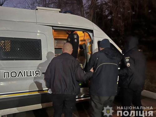 Поцілив у чоловіка та втік: у мешканця Кривого Рогу вилучили понад 100 патронів