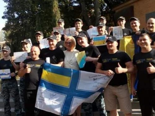 Моряки, вернувшиеся из плена, поблагодарили криворожских школьников (фото)