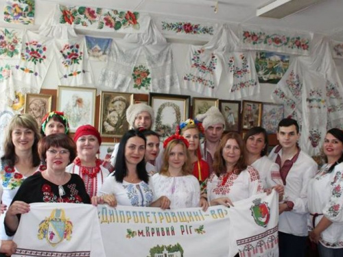 Коллективно, по одному и массово криворожане отмечают День вышиванки (ФОТО)