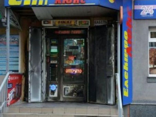 Неизвестные в Кривом Роге подожгли один из магазинов в центре города (ФОТО)