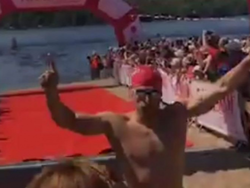 Криворожанин стал победителем в заплыве через Днепр (фото)