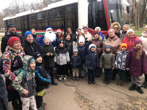 Вулицями Кривого Рогу разом зі Святим Миколаєм: у місті відбулася святкова трамвайна екскурсія 