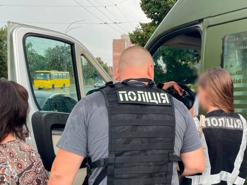 Заробляла на війні: на Дніпропетровщині викрили схему продажу автівок для ЗСУ