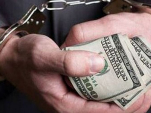 На Днепропетровщине госслужащих задержали во время получения взятки в размере 11 тысяч долларов