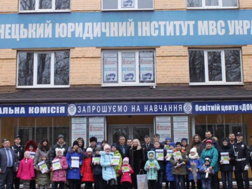 Торт, подарки и прием заявок: в Кривом Роге вуз-переселенец ДЮИ отметил очередную годовщину днем открытых дверей