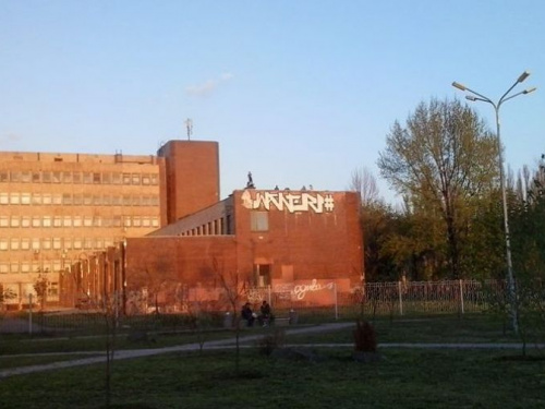 В Кривом Роге дети бесконтрольно "экстремалят" на крыше вуза в центре города (фото)