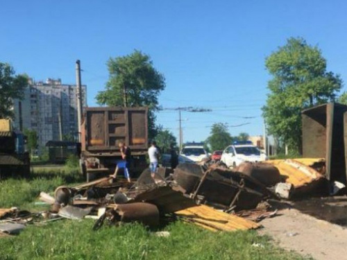 Опасный манёвр: в Кривом Роге опрокинулся грузовик (ФОТО)