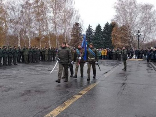 В Кривом Роге гвардейцы приняли присягу на площади возле постамента Казаку Рогу (фото)