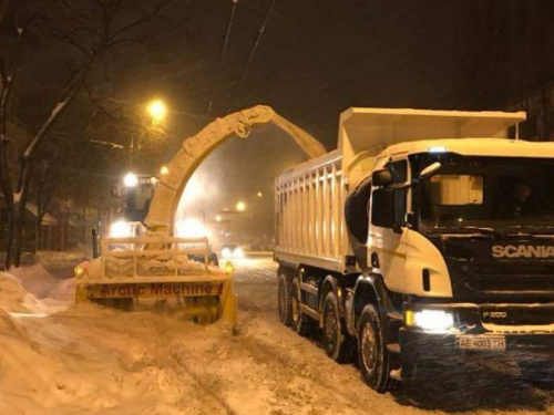 В Кривом Роге дороги обработали противогололедной смесью: за сутки потратили 472 тонны материала