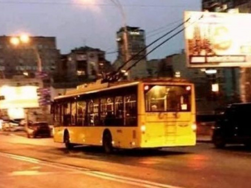 В Кривом Роге жители требуют пустить коммунальный транспорт ночью