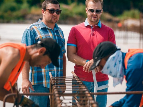 На стадионе «Спартак» в Кривом Роге возводят стены новых трибун (фото)