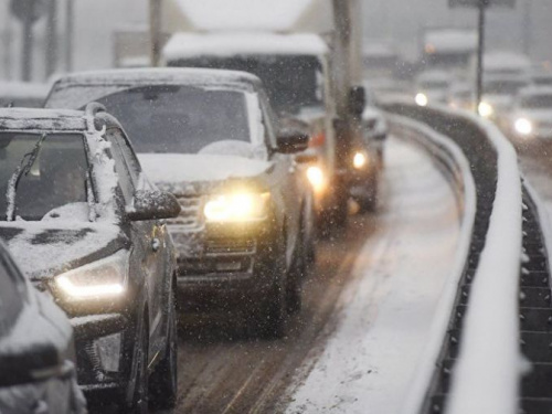 В Кривом Роге просят горожан убрать машины, мешающие расчистке дорог