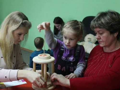 Семьи Кривого Рога помогли оставшимся зимовать пернатым птицам (фото)