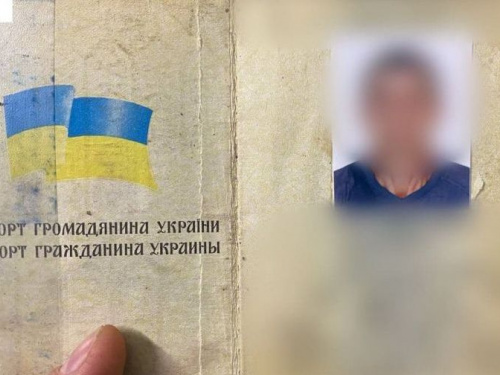 Патрульні затримали чоловіка з підробленим паспортом, який вкрав з магазину алкоголь