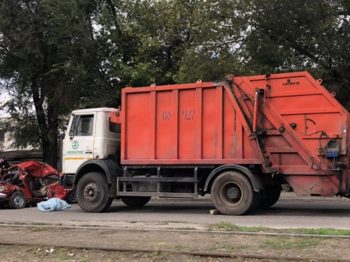 Смертельная авария в Кривом Роге: мусоровоз протаранил легковушку (ФОТО)