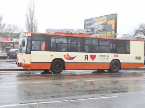 В Кривом Роге на самый длинный маршрут городского электротранспорта выехал новый гибридный троллейбус (фото)