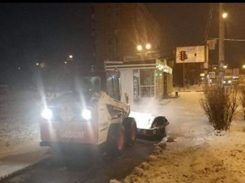 За ночь коммунальные службы в Кривом Роге высыпали на дороги города 612 тонн посыпочного материала (фото)