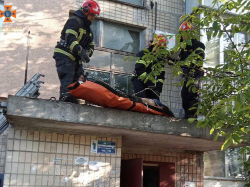 У Криворізькому районі жінка випала з п'ятого поверху на дах під’їзду: деталі від рятувальників