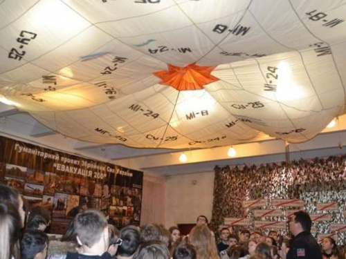 В одной из школ Кривого Рога открылась передвижная выставка "Блокпост памяти" (фото)